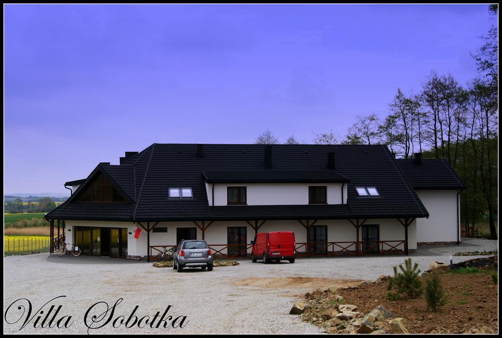 Villa Sobótka Nocleg ze śniadaniem *
